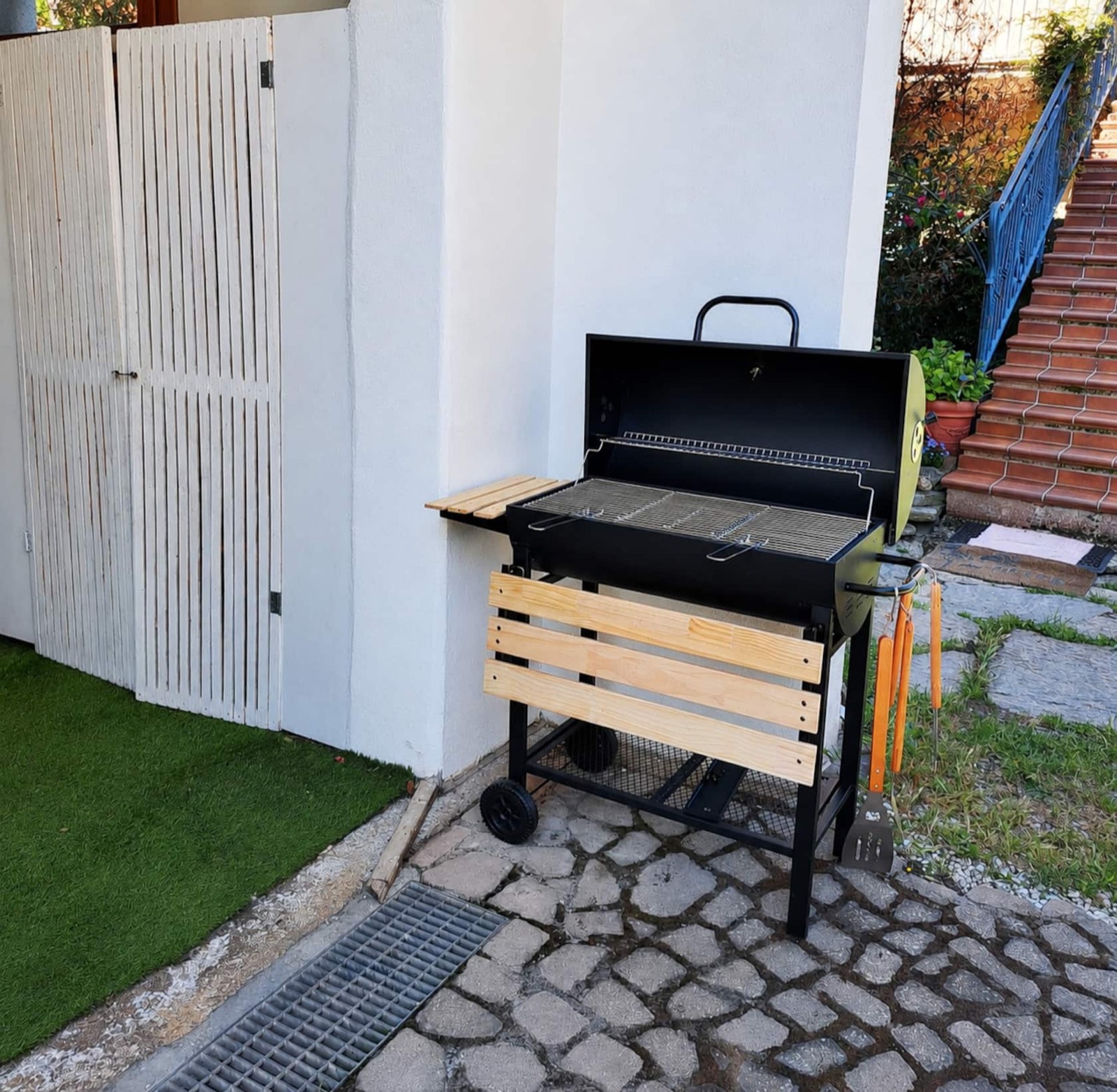 Barbecue a carbonella nel cortile
