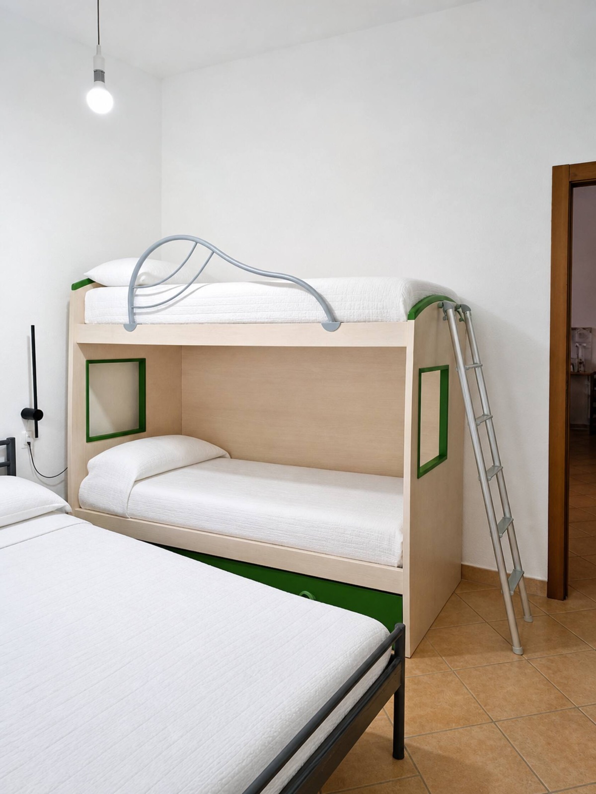 Camera principale con letto matrimoniale e letto a castello