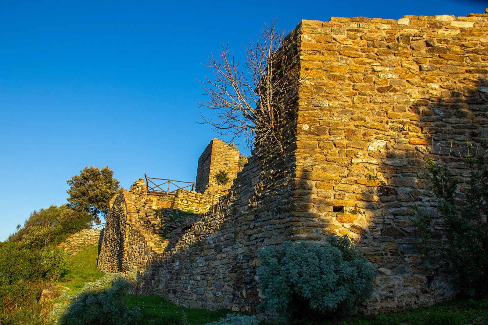Le mura del castello di Sassai, detto Orguglioso, nella luce del tramonto