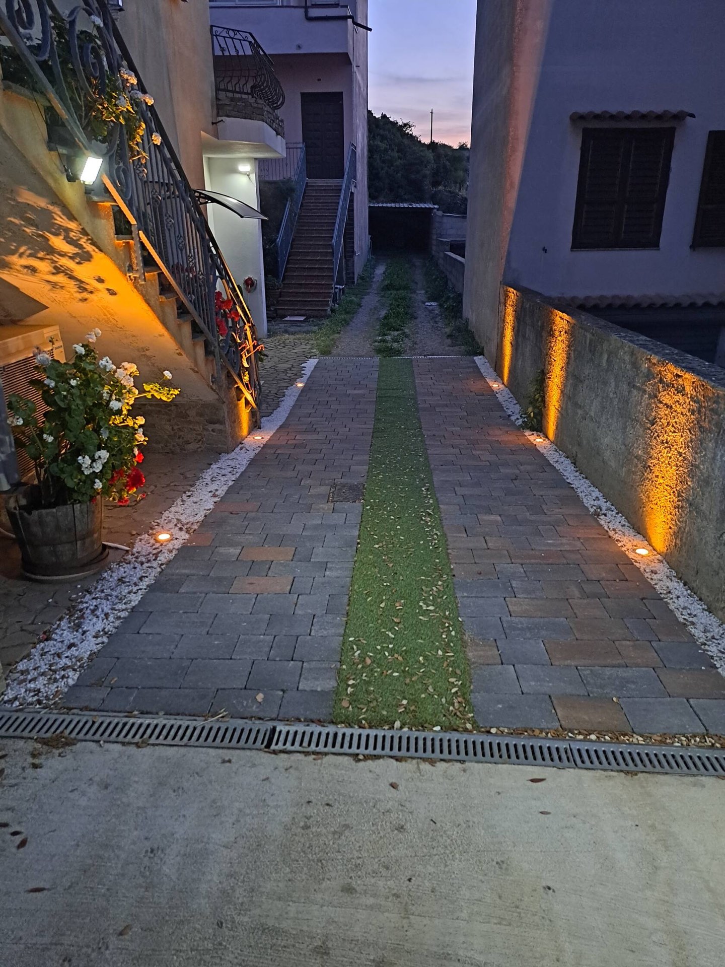 Il vialetto illuminato la sera, al tramonto