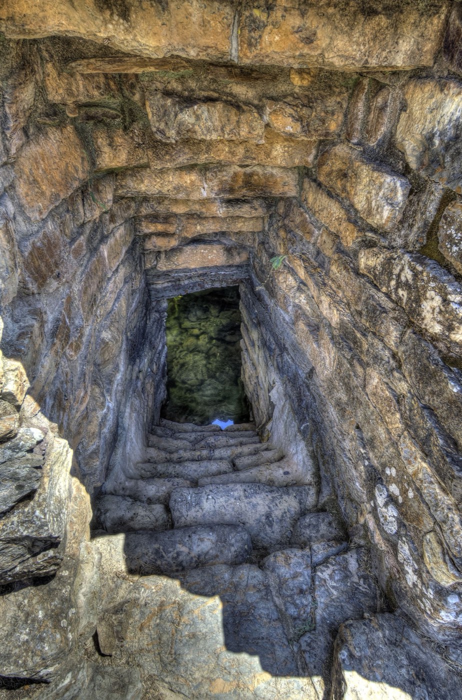 La scalinata interna del pozzo sacro nuragico di Funtana Coberta, a Ballao