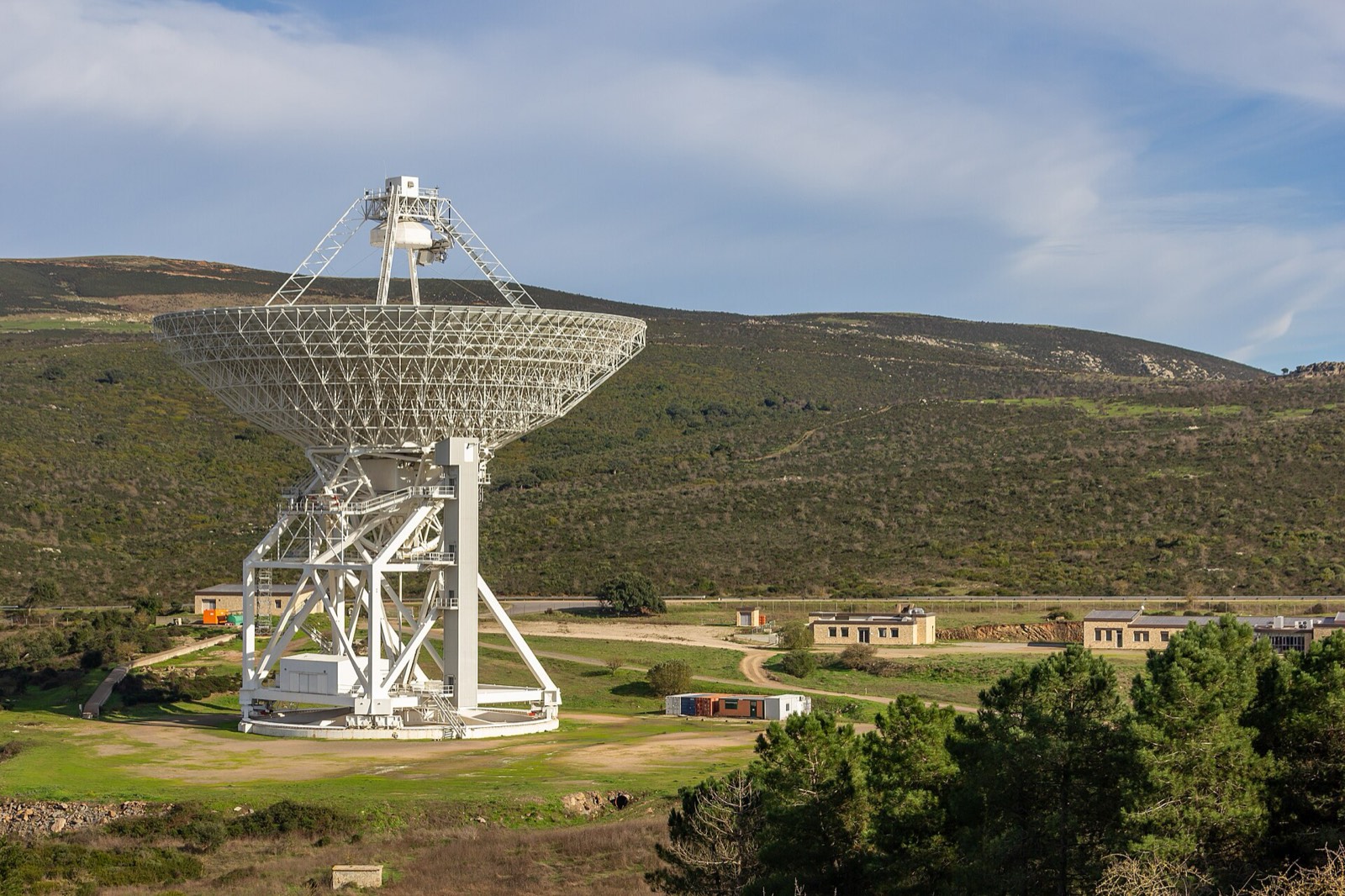 La parabola bianca del Sardinia Radio Telescope tra le colline di Pranu Sanguni