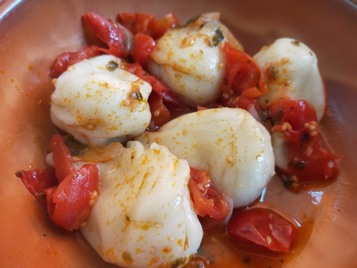 Piatto di culurgiones al pomodoro, pasta ripiena tradizionale sarda